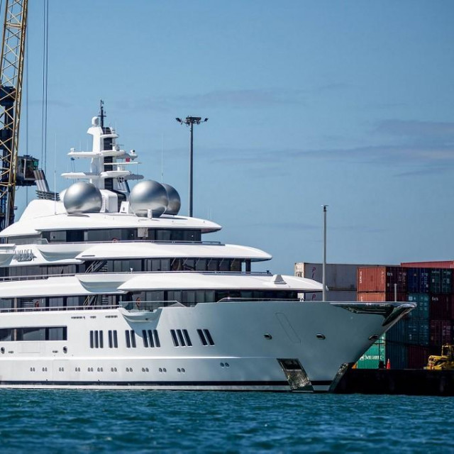 Superjahta Amadea