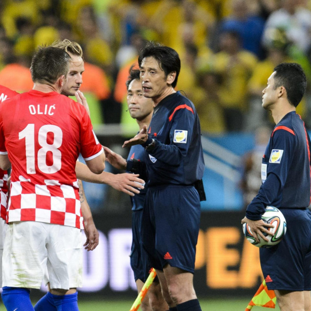 Lovren, Rakitić i Olić u raspravi sa sucem Nishimurom