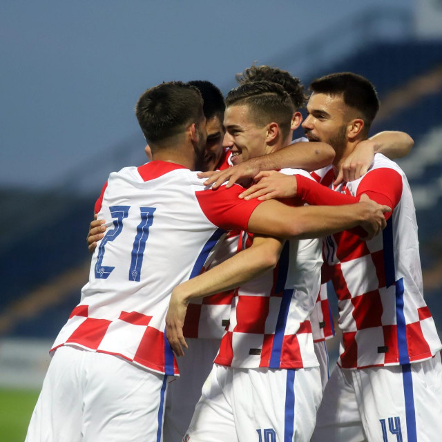 Luka Sučić (u sredini)