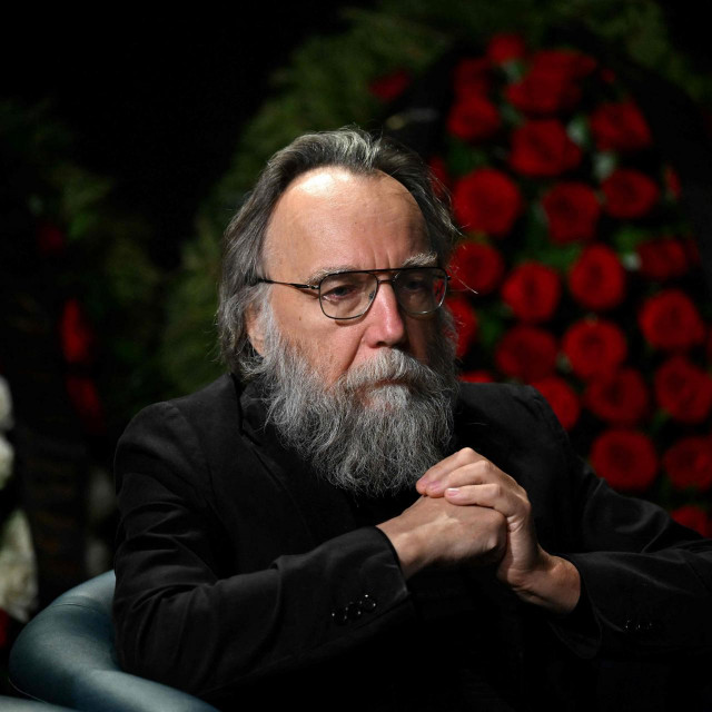 Zanimljivo je da Dugin, unatoč ”posrednom” napadu na Putina, skida svaku odgovornost za povlačenje iz Hersona s generala Sergeja Surovikina