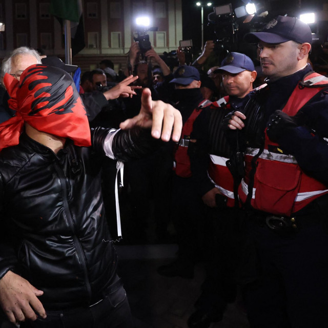 Prosvjednici i policija