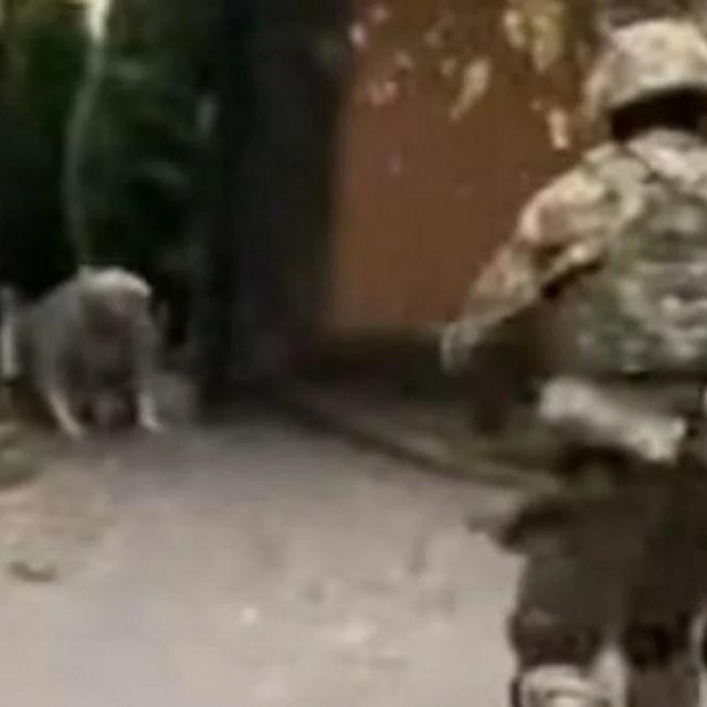 Starija žena na koljenima kleči i dočekuje ukrajinskog vojnika, svoga unuka