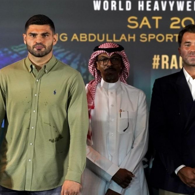 Filip Hrgovic (lijevo), Abdullah Ahmed Eid Al-Harbi (u sredini) i Eddie Hearn (desno)