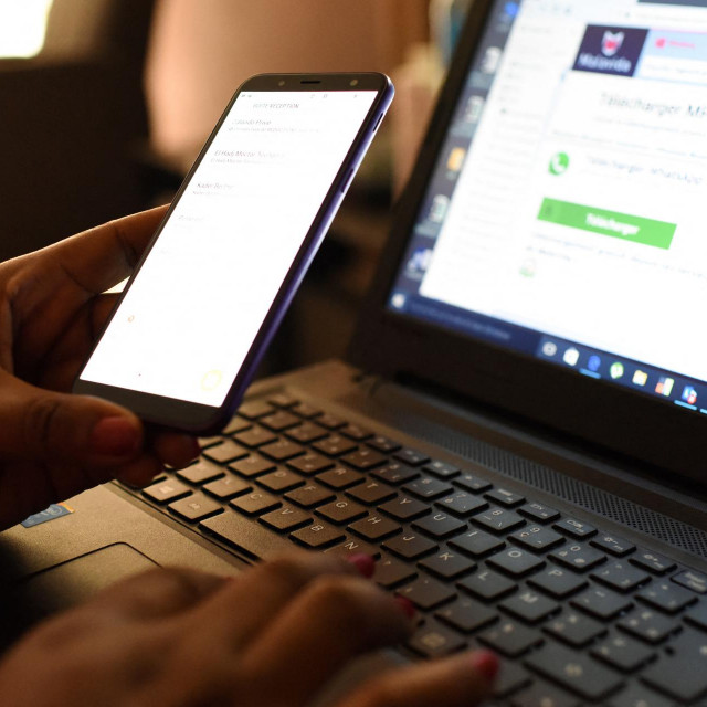 Svaki put kada pristupamo internetu, služimo se društvenim mrežama, plaćamo online, čitamo novosti na portalima, objavljujemo slike ili sudjelujemo u raspravi, ostavljamo digitalne tragove koji sadrže informacije o nama i našim aktivnostima na internetu