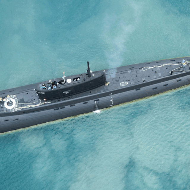 Ruska podmornica klase Kilo B-271 Kolpino; Ruska podmornica klase Kilo, B-271 Kolpino, tijekom ispaljivanja projektila; Ruska podmornica klase Kilo B-261 Novorusijsk