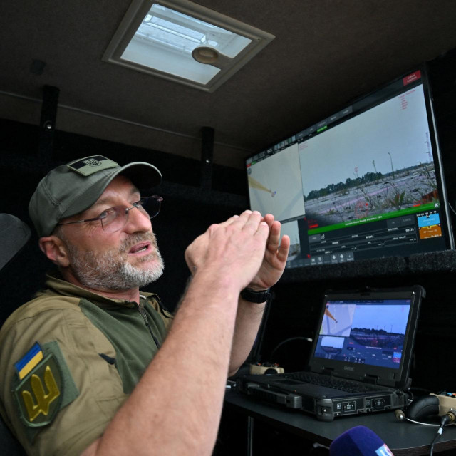 Ukrajinski vojnik koji operira dronovima na fronti 