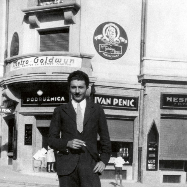 Tošo Dabac ispred podružnice MGM-a u Zagrebu, Pejačevićev trg, 1928.