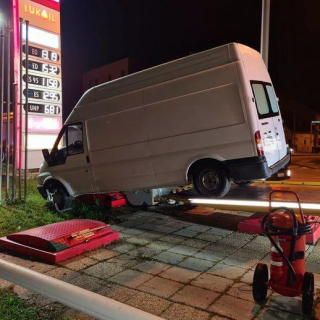 S kombijem završio na spremniku goriva