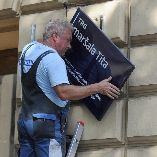 Ploča s imenom Trg maršala Tita skinuta je 2017. godine