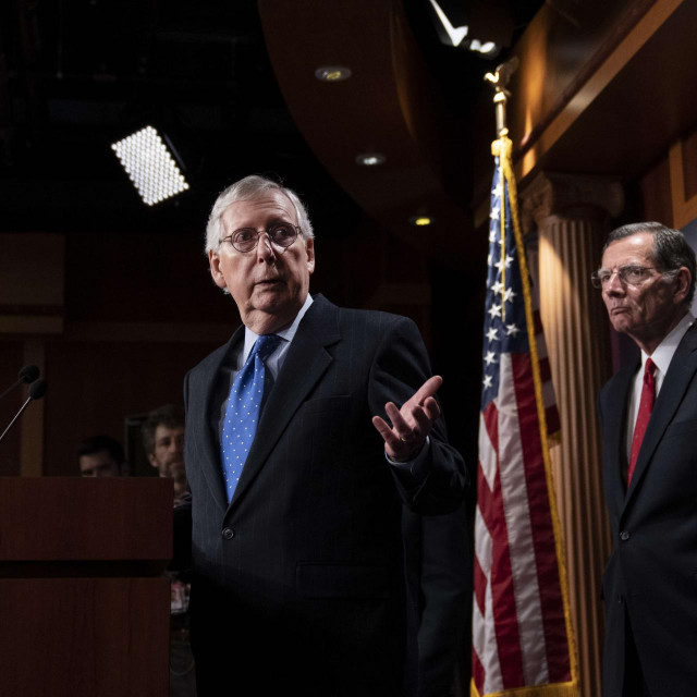 Mitch McConnell (lijevo)