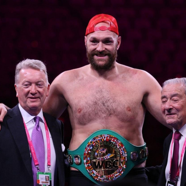 Frank Warren (lijevo), Tyson Fury i Bob Arum (desno)