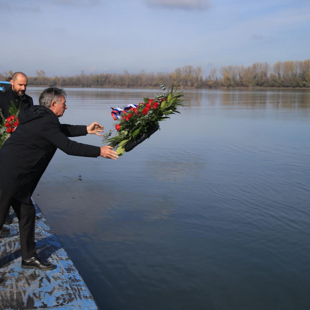 Milorad Pupovac i Boris Milošević položili vijence u Dunav kod Veslačkog kluba Vukovar