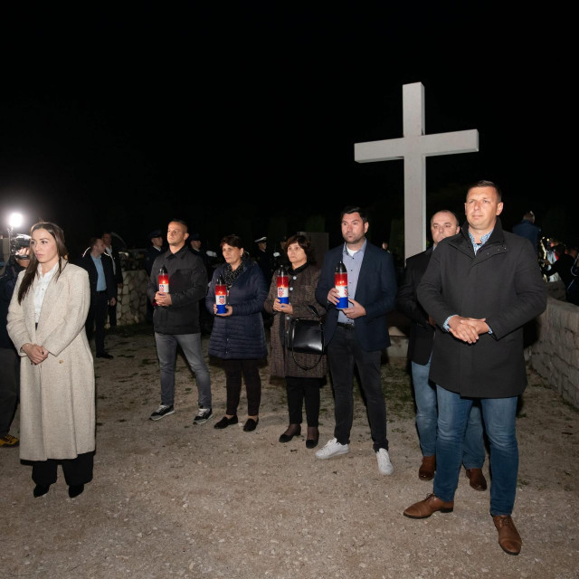 Dio mještana je okretanjem leđa izrazio nezadovoljsto dolaskom potpredsjednice Vlade Anje Šimprage (SDS)