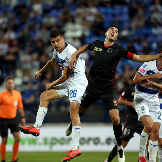 Mirlind Daku (lijevo u skoku)