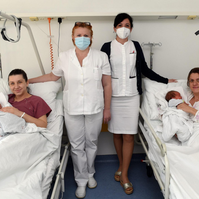 Brankica Cikoja, dr.med.spec. ginekologije i opstetricije, voditeljica Odjela ginekologije i Ankica Vlačić, glavna sestra odjela i dvije majke, Jelena Kevo iz Iloka sa svojim Jošuom i Ljiljana Komadina iz Rajeva Sela, koja je rodila Petra