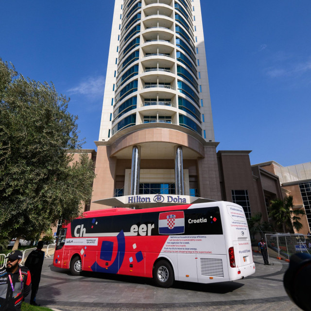 Autobus hrvatske reprezentacije ispred hotela Hilton Doha
