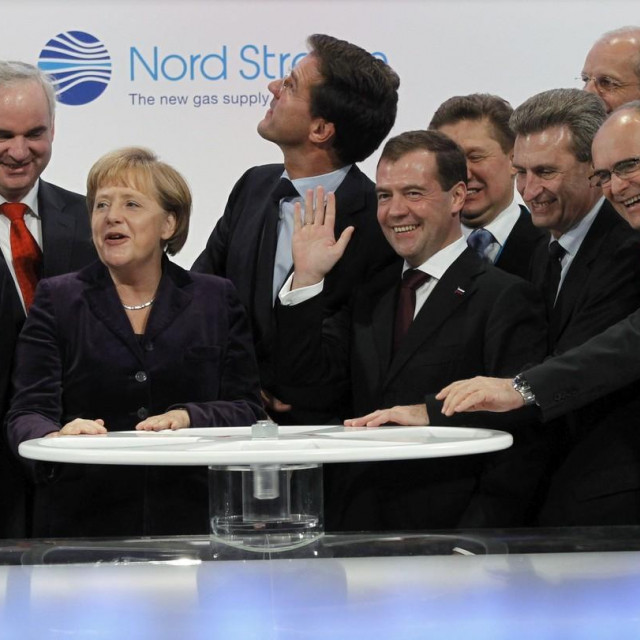 Dmitri Medvedev, Angela Merkel, Mark Rutte, Francois Fillon, Gerhard Schroeder okrenuli su volan goleme replike plinskog ventila u Lubminu