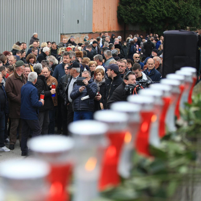Okupljeni na mjestu tragedije