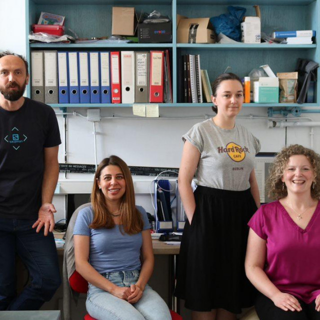 Dr. Krunoslav Užarević i njegove suradnice dr. Bahar Karadeniz, mag. Chem. Valentina Martinez i dr. Ivana Brekalo