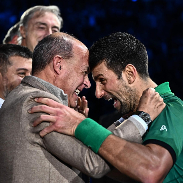 Novak Đoković slavi osvajanje ATP finala s menadžerom Edoardom Artaldijem