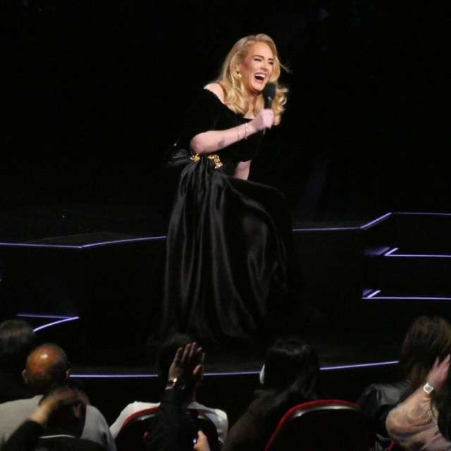  Adele