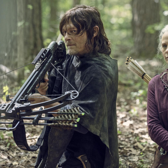 Glumci Norman Reedus i Melissa McBride u prizoru iz prve epizode desete sezone
