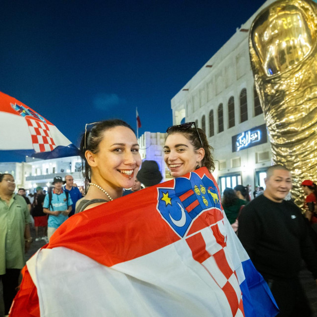 Hrvatske navijacice Andrea i Andrea na Souq Waqifu