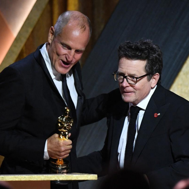 Woody Harrelson dodjeljuje nagradu Michaelu J. Foxu