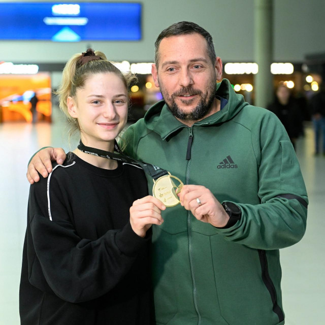 Zagreb, 221122.
Zracna luka Franjo Tudjman.
Dolazak Lene Stojkovic, svjetske prvakinje u taekwondou.
Na fotografiji: Lena s trenerom.