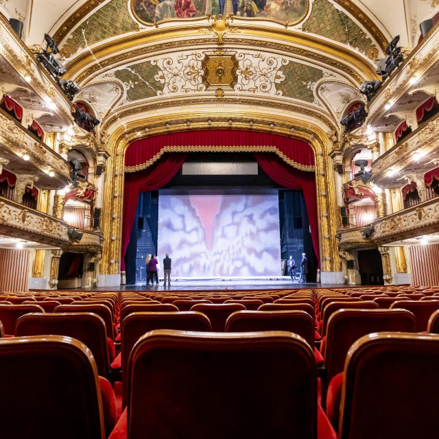 Zastor ”Titov naprijed” čiji je autor Frano Šimunović