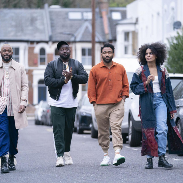 U seriji pratimo živote uličnog repera Paper Boija (Brian Tyree Henry), njegova menadžera Earna (Glover), Earnove partnerice/prijateljice Vanesse (Zazie Beetz) i zajedničkog prijatelja Dariusa (Lakeith Stanfield). Zajedno čine valjda najintrigantniji, i najbolje glumljeni, udarni kvartet neke serije uopće.