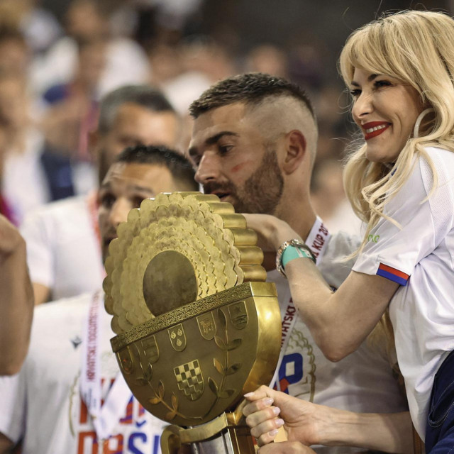 Jedan trofej je stigao prošle sezone, je li vrijeme za onaj najveći?(Marko Livaja s Kupom u zagrljaju supruge Iris Rajčić Livaja?