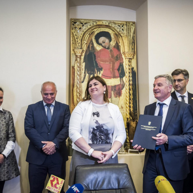 Potpisivanje Sporazuma o uređenju međusobnih odnosa između Republike Hrvatske i Grada Šibenika pri provedbi Razvojnog plana Batižzele (arhiva, na slici: Gabrijela Žalac, Željko Burić, Andrej Plenković, Goran Marić)