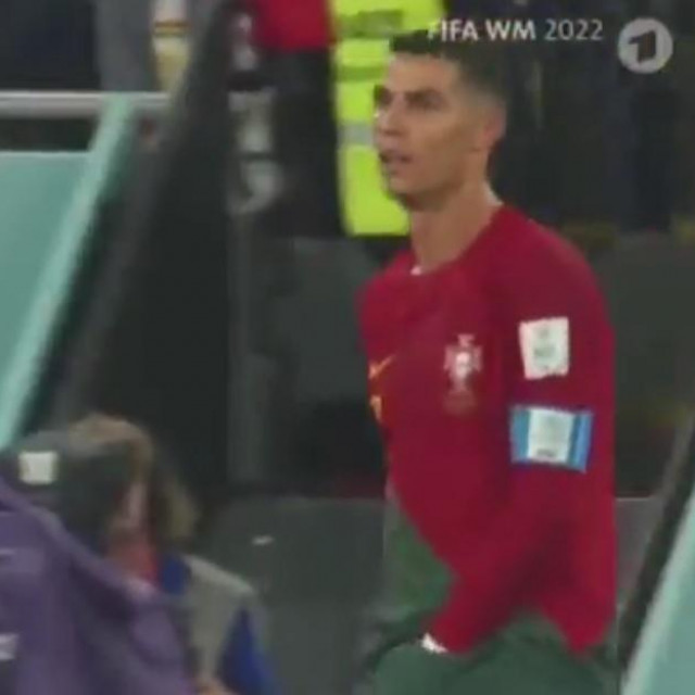 Cristiano Ronaldo uzima zalogaj iz hlačica