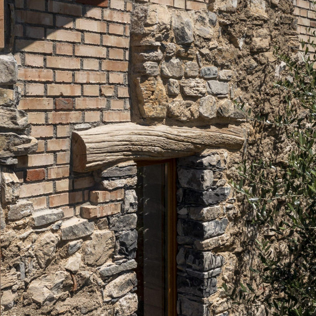 Praznine u kamenim zidovima popunjene su opekom