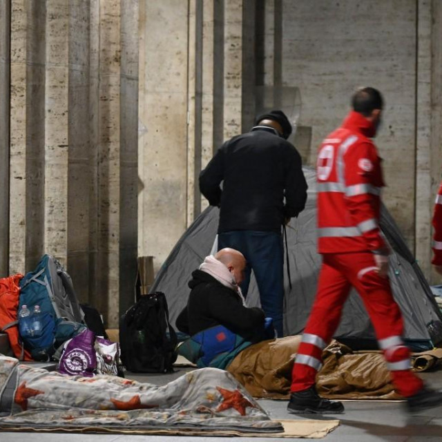 Beskućnici u blizini Trga Svetog Petra