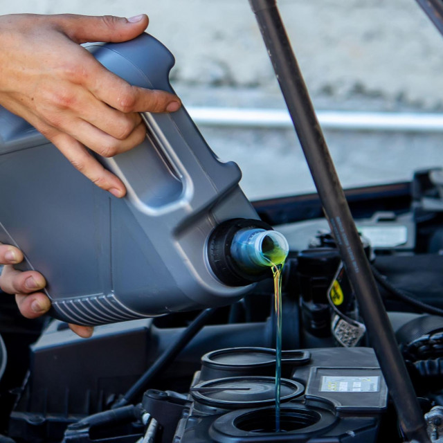 Dodavanje ulja u motor (ilustracija)