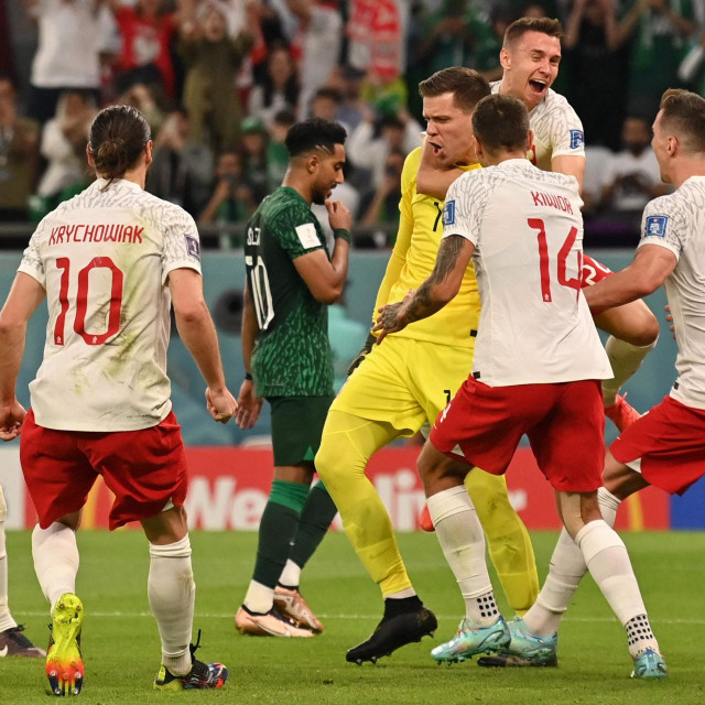 Poljski vratar Wojciech Szczesny slavi sa suigračima nakon što je obranio neopravdano dosuđeni kazneni udarac
