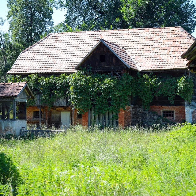 Derutna kuća u Blatuši na Baniji gdje su prebivalište prijavili kontrolori leta kako bi dobili putne troškove