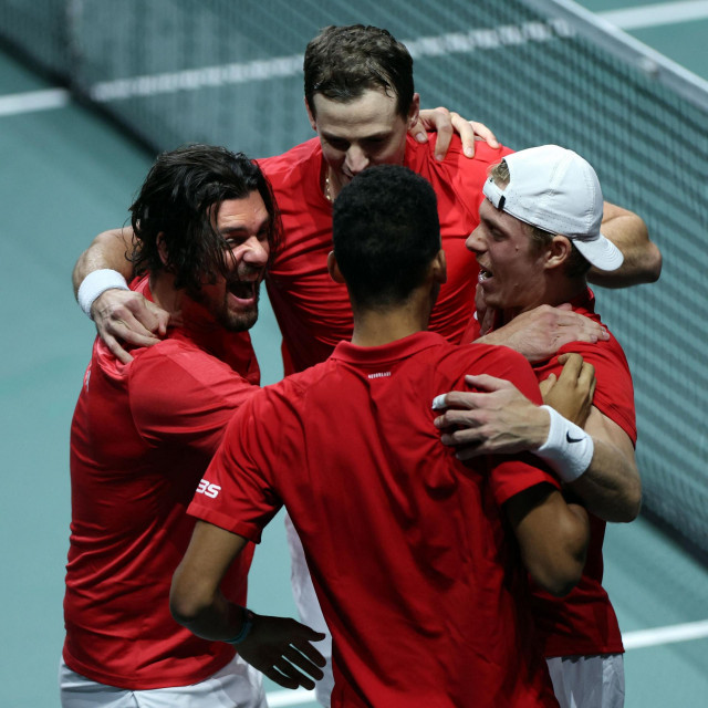 Slavljenički zagrljaj Kanađana  - Frank Dancevic (lijevo), Vasek Pospisil (gore), Felix Auger-Aliassime (okrenut leđima) i Denis Shapovalov (desno)