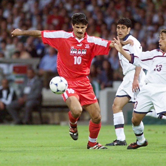 Ali Daei (lijevo) u duelu s Cobijem Jonesom (desno)