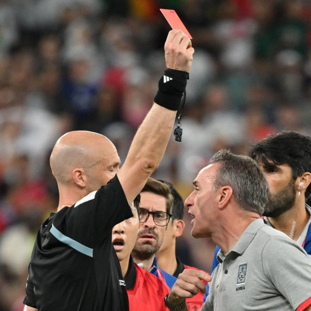 Anthony Taylor na utakmici između Južne Koreje i Gane