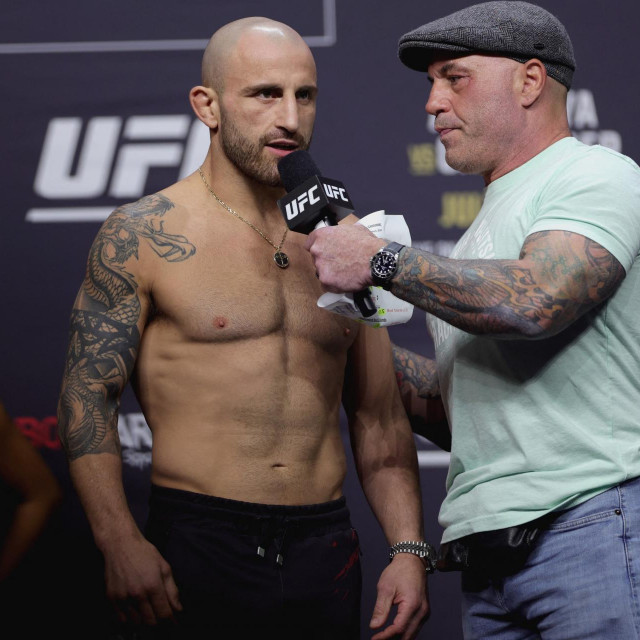  Alexander Volkanovski i with Joe Rogan 