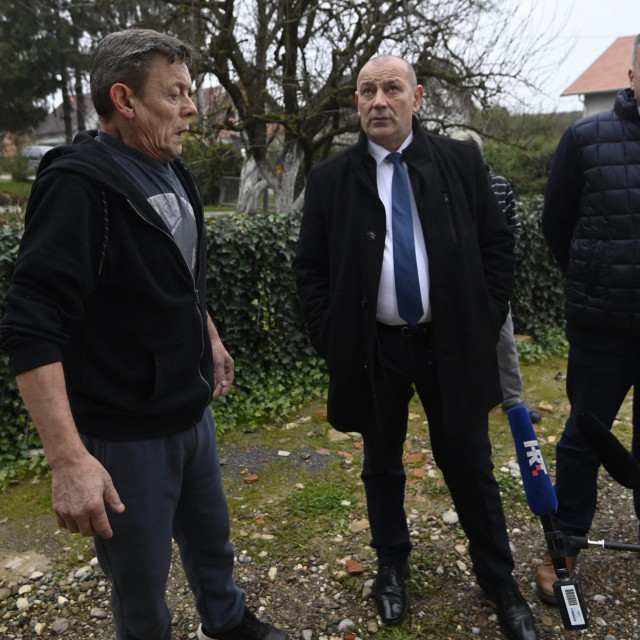 Tomo Medved i državni tajnik Središnjega državnog ureda za obnovu i stambeno zbrinjavanje Gordan Hanžek te Zdravko Palašić (lijevo)