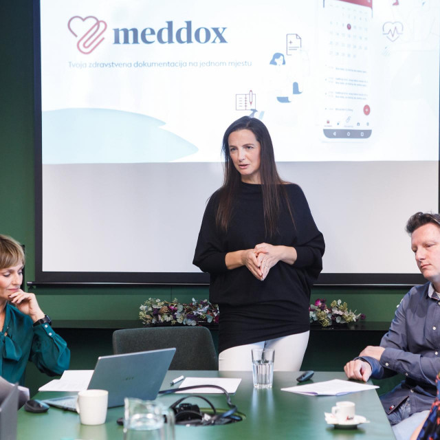 Tim Meddoxa. U sredini Maja Bogović, na lijevo Vesna Babić, a na desno Pero Hrabač