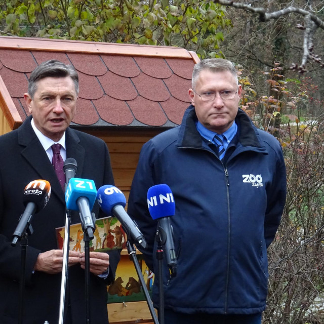 Borut Pahor i Damir Skok ispred košnice