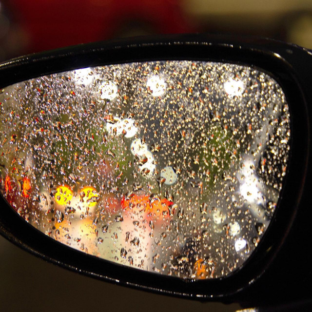 Zadržavanje vode na retrovizoru (ilustracija)