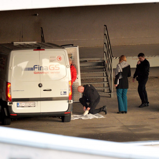 U garaži shopping centra ZTC na Krnjevu opljačkan je kombi FINA-e. Policijska intervencija je u tijeku.