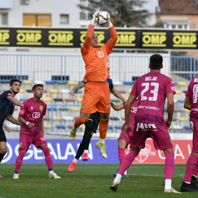 Ivan Lučić s loptom na golu Istre