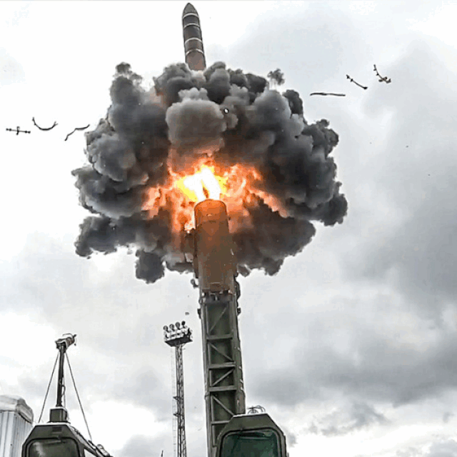 Ruski projektil RS-24 Jars; ruski strateški bombarder Tupoljev Tu-160; ruska nuklearna podmornica Jurij Dolgoruki (klasa Borei) lansira balistički projektil RSM-56 Bulava; američki borbeni avion F-22 Raptor, prate ga dva poljska F-16 Fighting Falcona; sustav THAAD